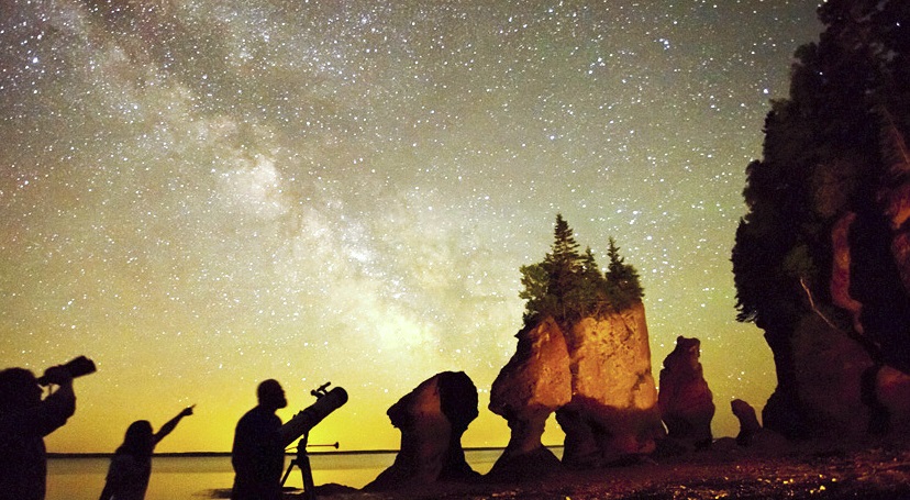 dark_sky_fundy_hopewell_rocks_people_milky_way